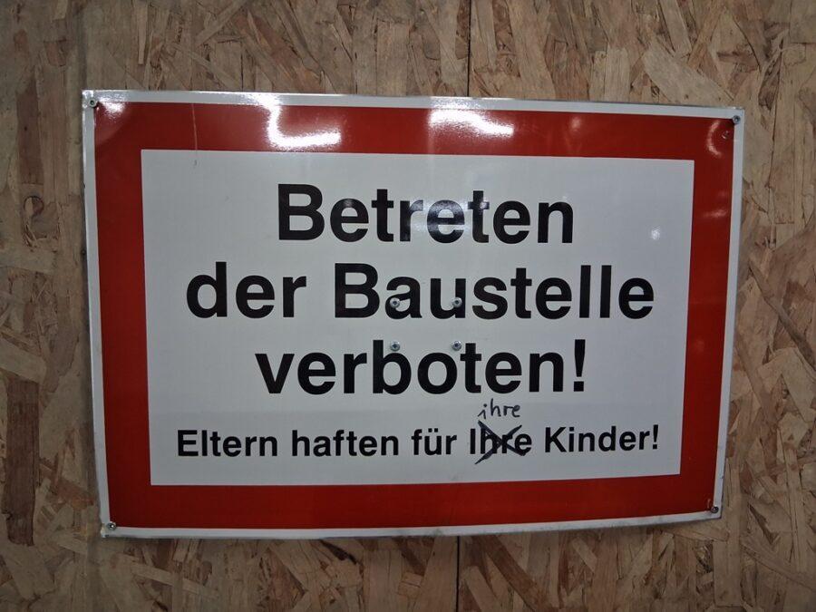 Ein Schild, das den Zutritt zur Baustelle verbietet und auf die Haftung der Eltern hinweist.